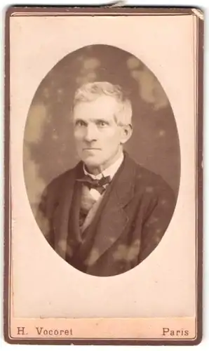 Fotografie H. Vocoret, Paris, 10 Boulevard des Italiens, Portrait betagter Herr im Festtagsanzug