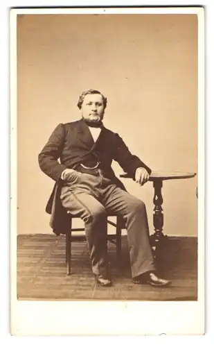 Fotografie A. Baril, Amiens, 6 Rue de la Bibliotheque, eleganter Herr mit Kinnbart auf Stuhl sitzend