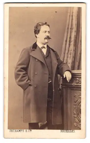 Fotografie Dechamps, Bruxelles, 14 Place St. Gudule, eleganter Herr mit Schnauzbart im Anzug