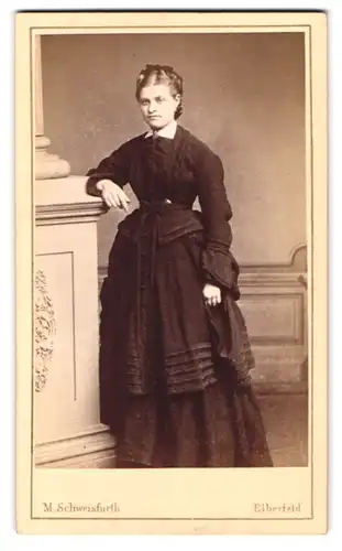 Fotografie M. Schweisfurth, Elberfeld, Königstr. 10, junge Dame imeleganten schwarzen Kleid