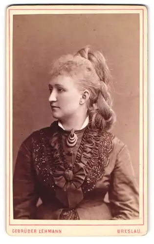 Fotografie Gebrüder Lehmann, Breslau, Neue Schweidnitzer Str. 15, Portrait hübsche Dame mit Zopf