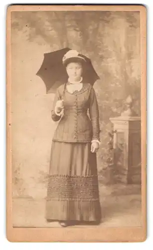 Fotografie Gottf. Lindlohr, Andernach / Rhein, junge Dame mit Schirm & Hut vor Kulisse