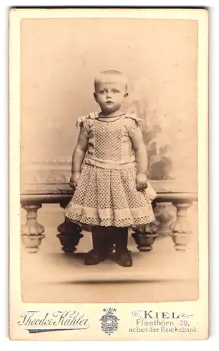 Fotografie Theodor Kähler, Kiel, Fleethörn 29, niedliches Kind im Kleidchen