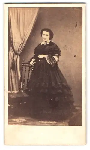 Fotografie Fotograf und Ort unbekannt, Portrait Brünette Dame trägt schwarzes Kleid mit Spitze