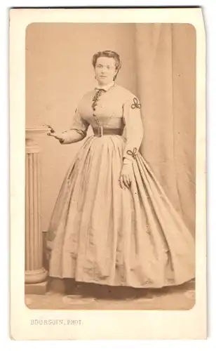 Fotografie L. Bourgoin, Niort, Place du Temple, hübsche junge Dame im tailierten Kleid