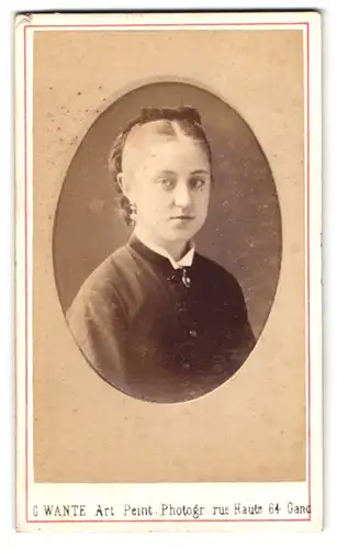 Fotografie C. Wante, Gand, 64 Rue Haute, Portrait Mädchen mit Haarrschleife & Anhänger