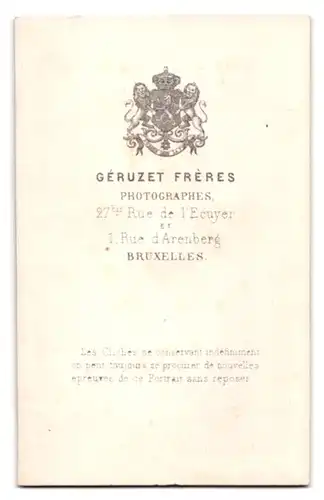 Fotografie Geruzet Freres, Bruxelles, 27 Rue de l'Ecuyer, Dame im Biedermeierkleid sitzend nebst Gatte