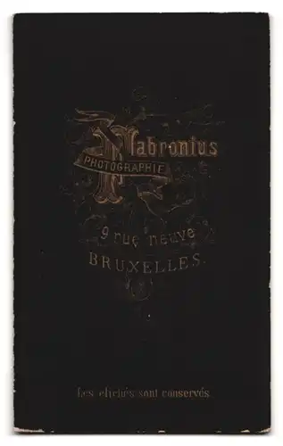 Fotografie Atelier Fabronius, Bruxelles, 9 Rue Neuve, Portrait Knabe im Anzug