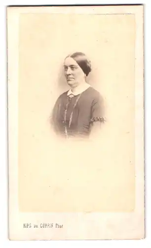 Fotografie Kips de Coppin, Roubaix, Portrait Dame trägt bürgerliches Sonntagskleid