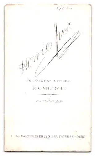 Fotografie Howie Junior, Edinburgh, 60 Princes Street, Edelmann mit geschlossenen Augen nebst Dame im Atelier