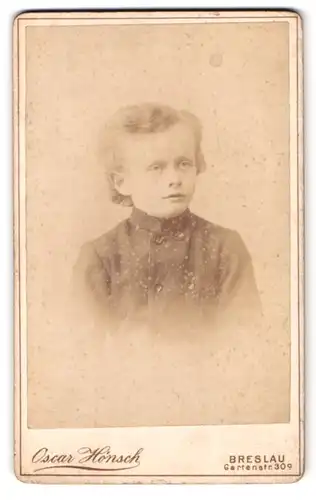 Fotografie Oscar Hönsch, Breslau, Gartenstr. 30c, Portrait Mädchen im schwarzen Mantel