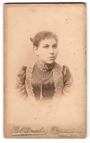 Fotografie R. Dressler, Berlin-Charlottenburg, Schloss-Str. 15, Portrait hübsche junge Dame im Sonntagskleid