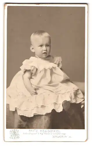 Fotografie Fritz Heuschkel, Schwerin, Wismarsche Strasse 34, Baby im Taufkleid