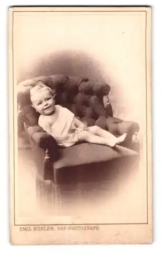 Fotografie Emil Bühler, Mannheim, Baby auf Sessel sitzend