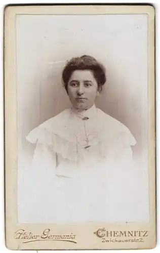 Fotografie Atelier Germania, Chemnitz, Zwickauerstr. 2, Portrait Frau im weissen Kleid mit umhängender Zwicker Brille