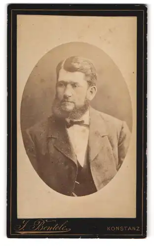 Fotografie J. Bentele, Konstanz, Hüetlinstr., Portrait Herr im Anzug mit Vollbart und Fliege