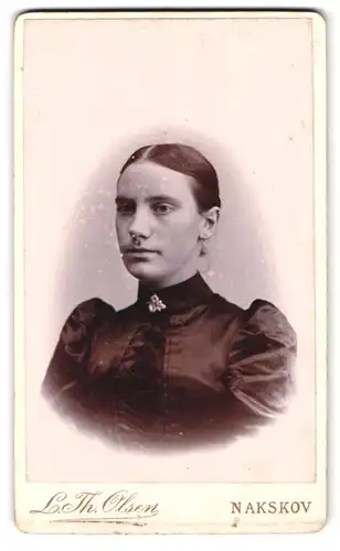 Fotografie L. Th. Olsen, Nakskov, Ostergade, Portrait Dame im schwarzen Kleid mit Puffärmeln