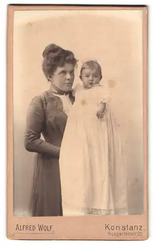 Fotografie Alfred Wolf, Konstanz, Rosengartenstr. 20, Portrait Mutter im Kleid zeigt stolz ihr Kind