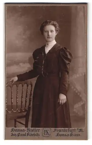 Fotografie Hansa Atelier, Frankfurt a. M., Stiftstr. 9, Portrait junge Frau im schwarzen Kleid mit Halskette