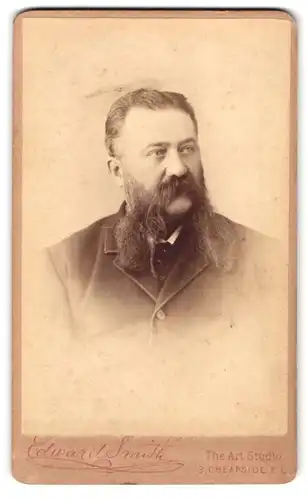 Fotografie Edwar Smith, London, Cheapside 3, Portrait Magnus Kjar im Anzug mit Backenbart