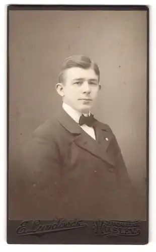 Fotografie E. Lundbeck, Haslev, Jernbanegade, Portrait Niels Peter Nielsen im Anzug mit Fliege