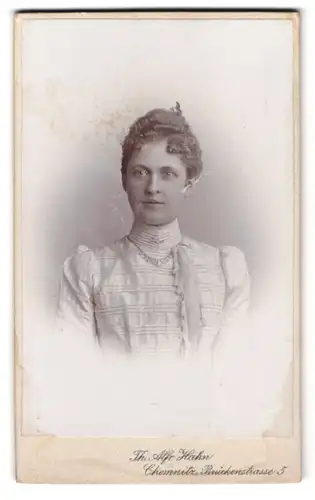 Fotografie Th. Alfr. Hahn, Chemnitz, Brückenstr. 5, Portrait Frau im gestreiften Kleid mit Locken