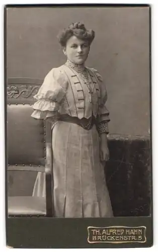 Fotografie Th. Alfred Hahn, Chemnitz, Brückenstr. 5, Portrait Dame im gestreiften Kleid mit Hochsteckfrisur