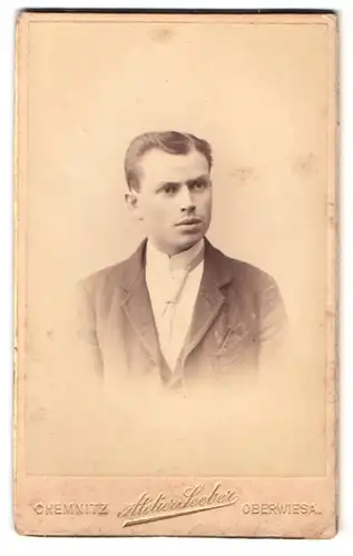 Fotografie Atelier Seeber, Chemnitz, Theaterstr. 22, Portrait Mann im Anzug mit Einstecktuch