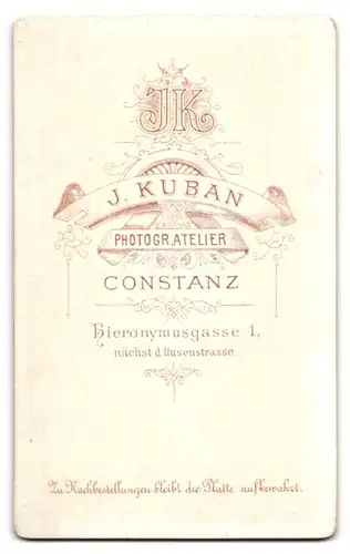 Fotografie J. Kuban, Constanz, Hieronymusgasse 1, Portrait Herr im Anzug mit Fliege und Locken