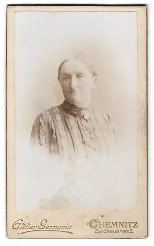 Fotografie Atelier Germania, Chemnitz, Zwickauerstr. 2, Portrait alte Frau im bestickten Kleid mit Brosche