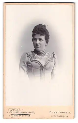 Fotografie R. Seidemann, Chemnitz, Dresdnerstr., Portrait junge Dame bestickten Kleid mit Locken