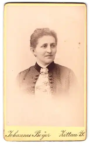 Fotografie Johannes Beyer, Zittau i. S., Portrait Dame im Kleid mit Bolero