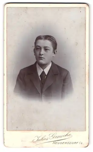 Fotografie Julius Grusche, Neugersdorf i. S., Portrait junger Knabe im Anzug mit Krawatte
