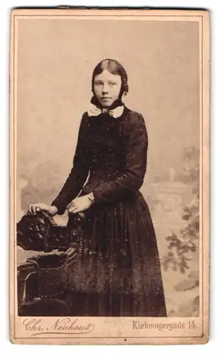 Fotografie Chr. Neuhaus, Kjobenhavn, Kiobmagergade 14, Portrait Mädchen im schwarzen Kleid mit Schleife und Haube