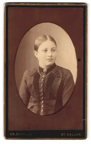 Fotografie Ch. Schalch, St. Gallen, zur Börse, Portrait Mädchen im gestreiften Kleid mit Brosche und Halskette