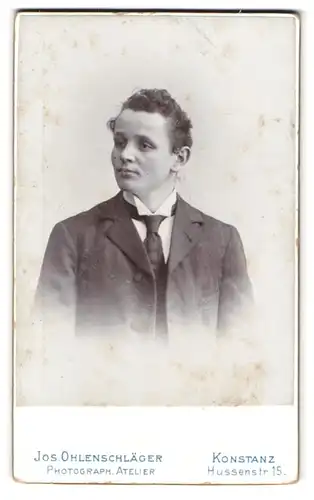 Fotografie Jos. Ohlenschläger, Konstanz, Husssenstr. 15, Portrait junger Mann im Anzug mit Schlips und Locken