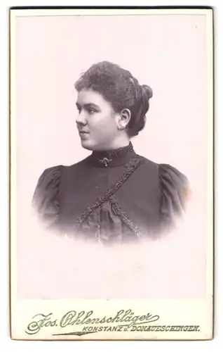 Fotografie Jos. Ohlenschläger, Donaueschingen, Karlsstr. 392, Portrait Anna Steittmatter im Kleid mit Dutt