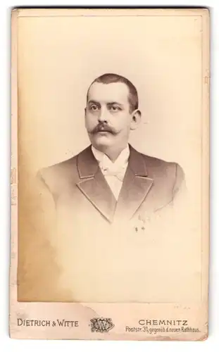 Fotografie Dietrich & Witte, Chemnitz, Poststr. 31, Portrait Mann im Anzug mit weisser Fliege und Moustache