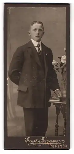 Fotografie Ernst Freygang, Penig i. S., Herr im Anzug mit gestreiftem Schlips und Mittelscheitel