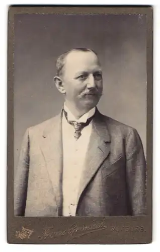 Fotografie Franz Groschel, Rumburg, Portrait älterer Herr im grauen Anzug mit Schnauzbart