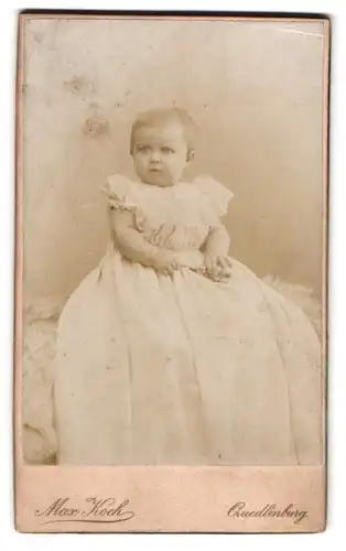 Fotografie Max Koch, Quedlinburg, Portrait Kleinkind im langen weissen Kleid