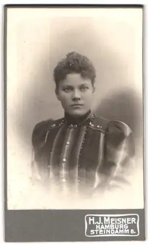 Fotografie H. J. Meisner, Hamburg, Steindamm 8, Portrait junge Frau im gestreiften Kleid mit Locken