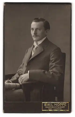 Fotografie Emil Hoppe, Hartmannsdorf, Portrait Herr im Anzug mit Krawatte und Moustache