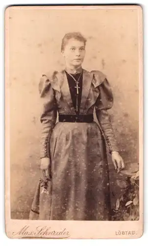 Fotografie Max Schneider, Löbtau, Wilsdrufferstr. 47, Portrait junge Frau im Kleid mit Kreuzkette
