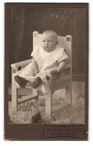 Fotografie Richard Bassler, Oberoderwitz, Portrait Kleinkind im weissen Kleid sitzt auf einem Stuhl
