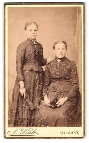 Fotografie A. Wehle, Zittau i. S., Hospital-Str. 2, Portrait Mutter und Tochter in Biedermeierkleidern mit Fächer