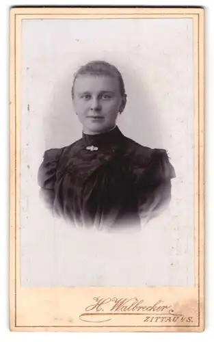 Fotografie H. Walbrecker, Zittau i. S., Breite Str. 9, Portrait Mädchen im schwarzen Kleid mit Brosche