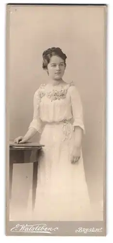 Fotografie E. Walsleben, Breslau, Portrait hübsche junge Frau im weissen Kleid mit Blumenschmuck