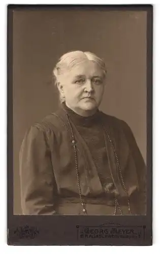 Fotografie Georg Meyer, Braunschweig, Bankplatz 3, Portrait ältere Dame im Biedermeierkleid mit Perlenkette