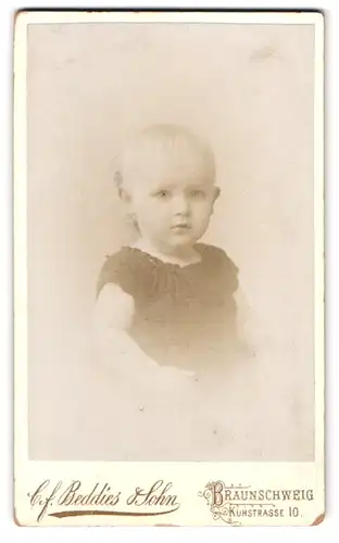 Fotografie C. F. Beddies & Sohn, Braunschweig, Kuhstr. 10, Portrait Baby im Häkelkleid mit blonden Haaren